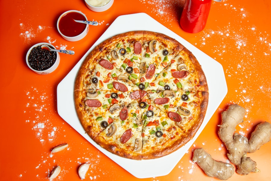 Frisch gebackene Pizza mit Basilikum